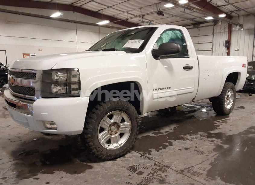 Photo 2 of 2013 Chevrolet Silverado 1500 LT (VIN 1GCNKSE02DZ169359)