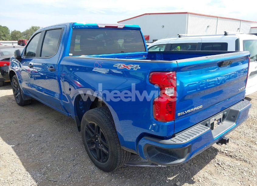 Photo 3 of 2022 Chevrolet Silverado 1500 4WD SHORT BED CUSTOM (VIN 1GCPDBEK9NZ631079)