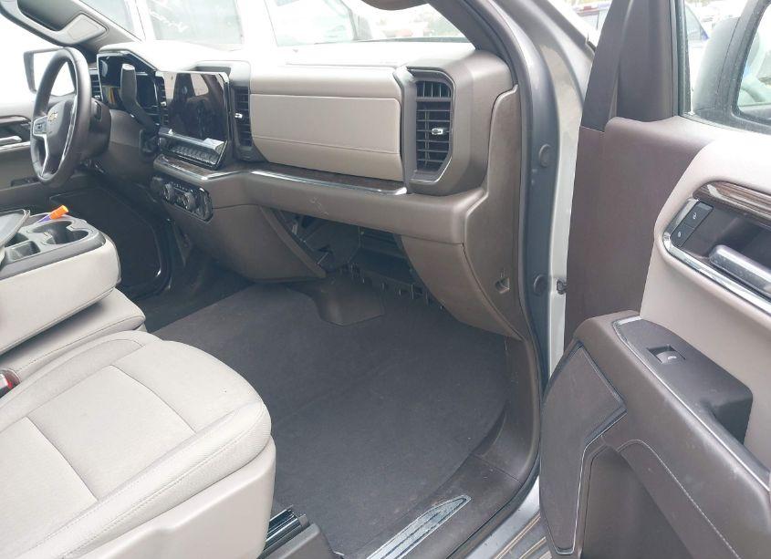 Photo 5 of 2024 Chevrolet Silverado 1500 4WD SHORT BED LT (VIN 1GCPDDEK2RZ315668)