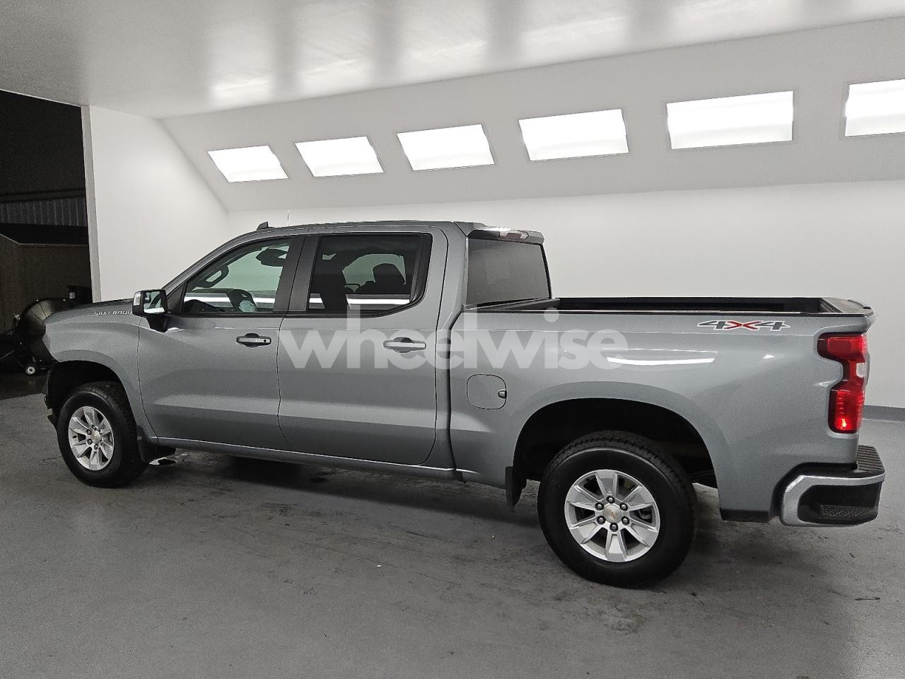 Photo 2 of 2025 CHEVROLET SILVERADO K1500 LT (VIN 1GCPKDEK9SZ251656)
