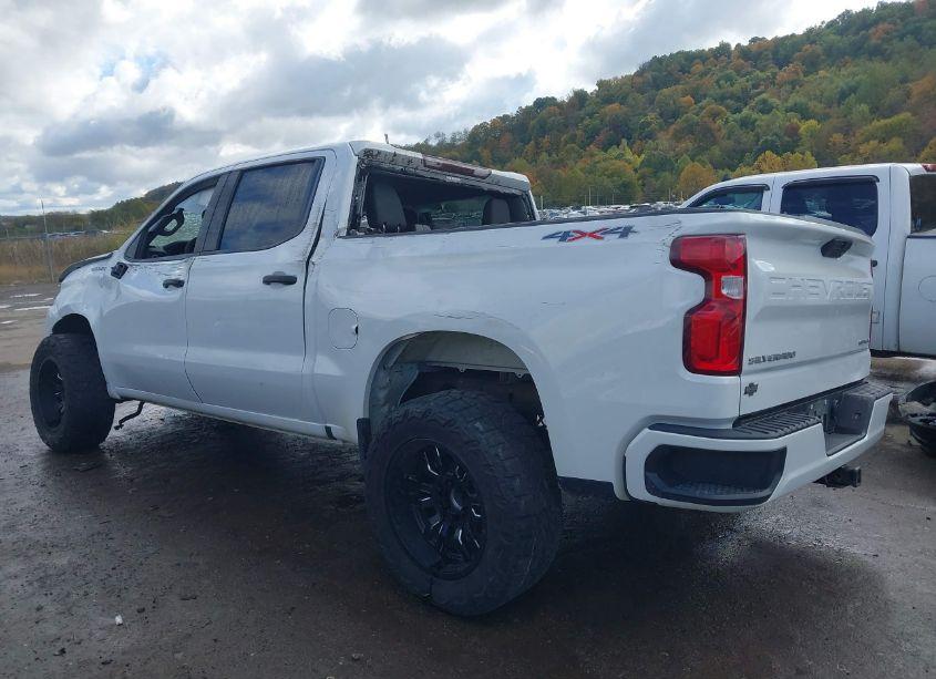 Photo 3 of 2021 Chevrolet Silverado 1500 4WD SHORT BED CUSTOM (VIN 1GCPYBEK8MZ191763)