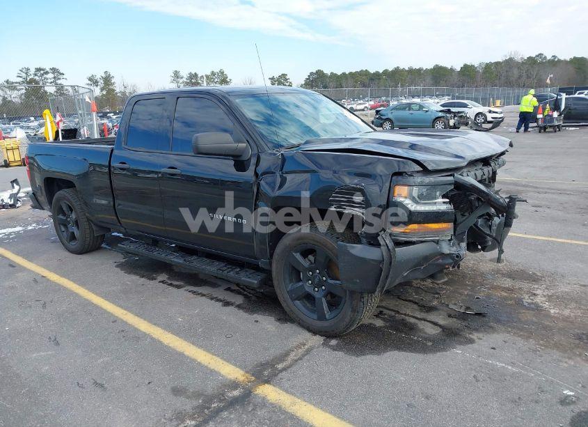 2018 Chevrolet Silverado 1500 WT (VIN 1GCRCNEC2JZ130972) main photo