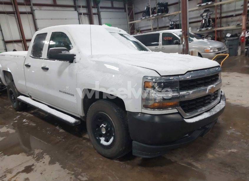 2018 Chevrolet Silverado 1500 WT (VIN 1GCRCNEH3JZ375775) main photo