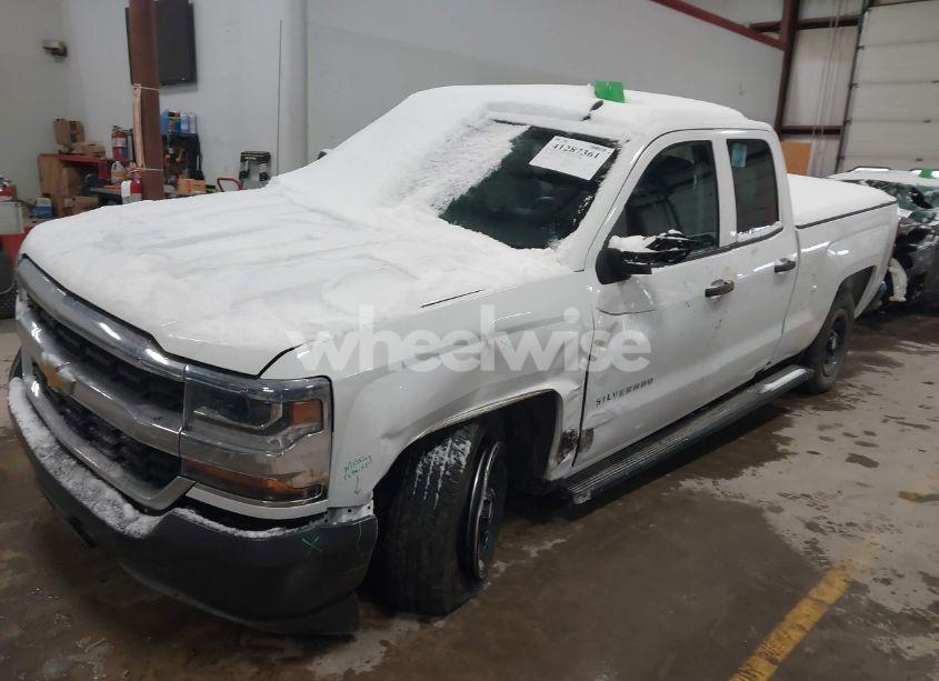 Photo 2 of 2018 Chevrolet Silverado 1500 WT (VIN 1GCRCNEH3JZ375775)