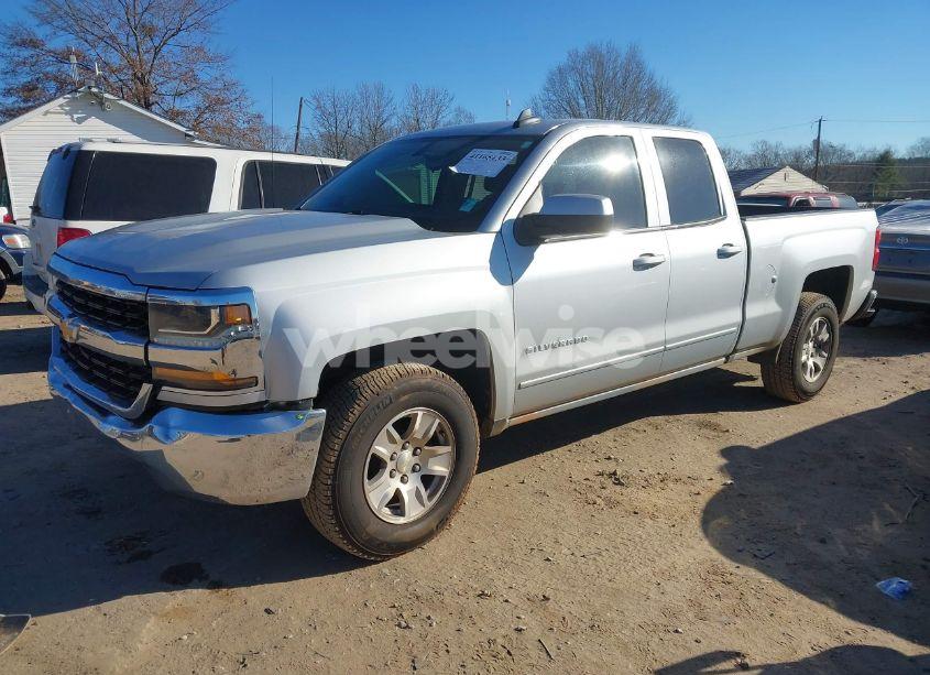 Photo 2 of 2018 Chevrolet Silverado 1500 1LT (VIN 1GCRCREC0JZ134767)