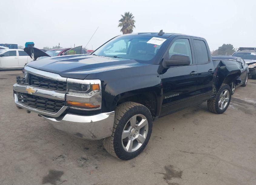 Photo 2 of 2018 Chevrolet Silverado 1500 1LT (VIN 1GCRCREC3JZ359779)