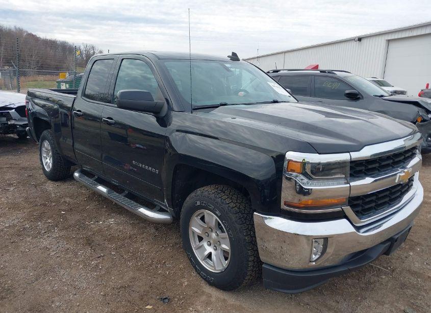 2018 Chevrolet Silverado 1500 1LT (VIN 1GCRCREC5JZ323088) main photo