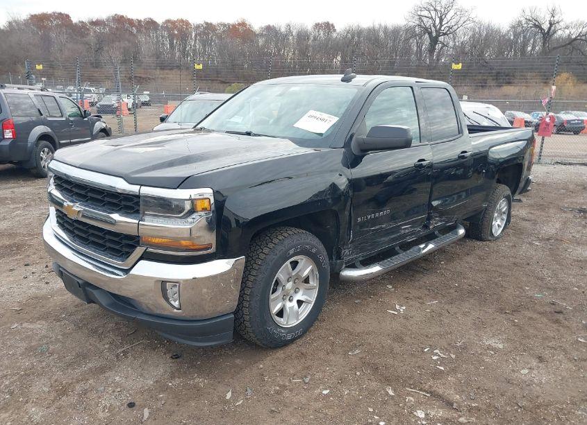 Photo 2 of 2018 Chevrolet Silverado 1500 1LT (VIN 1GCRCREC5JZ323088)