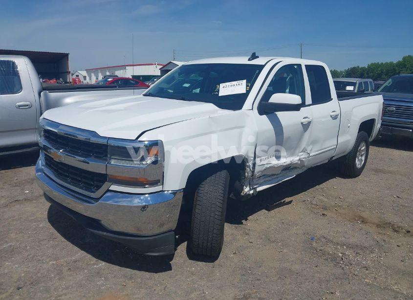 Photo 2 of 2018 Chevrolet Silverado 1500 1LT (VIN 1GCRCREH1JZ170429)