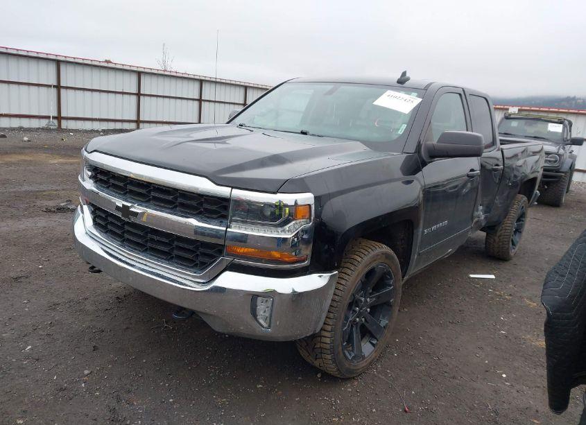 Photo 2 of 2018 Chevrolet Silverado 1500 1LT (VIN 1GCRCREH2JZ110126)