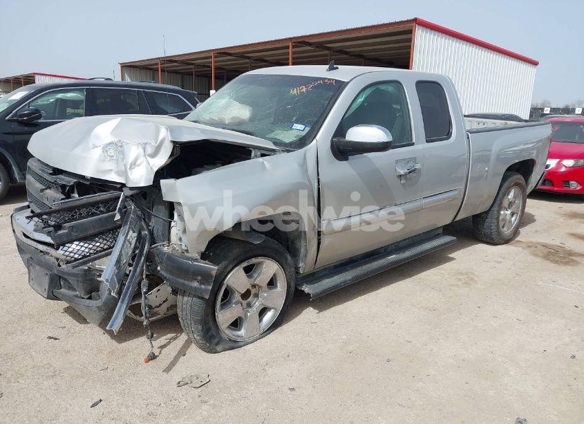 Photo 2 of 2011 Chevrolet Silverado 1500 LT (VIN 1GCRCSE05BZ117820)