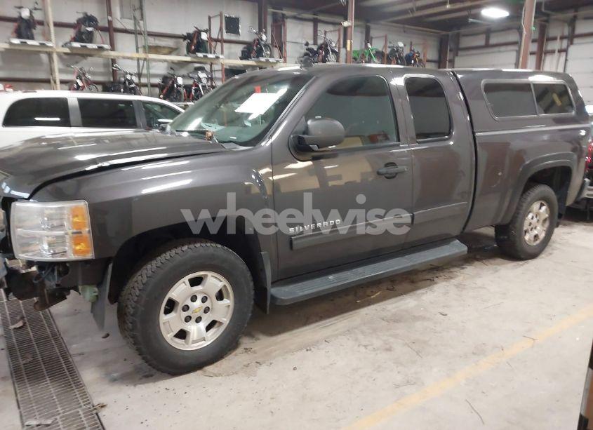 Photo 2 of 2011 Chevrolet Silverado 1500 LT (VIN 1GCRCSE05BZ260072)