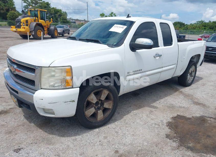 Photo 2 of 2011 Chevrolet Silverado 1500 LT (VIN 1GCRCSE05BZ436733)