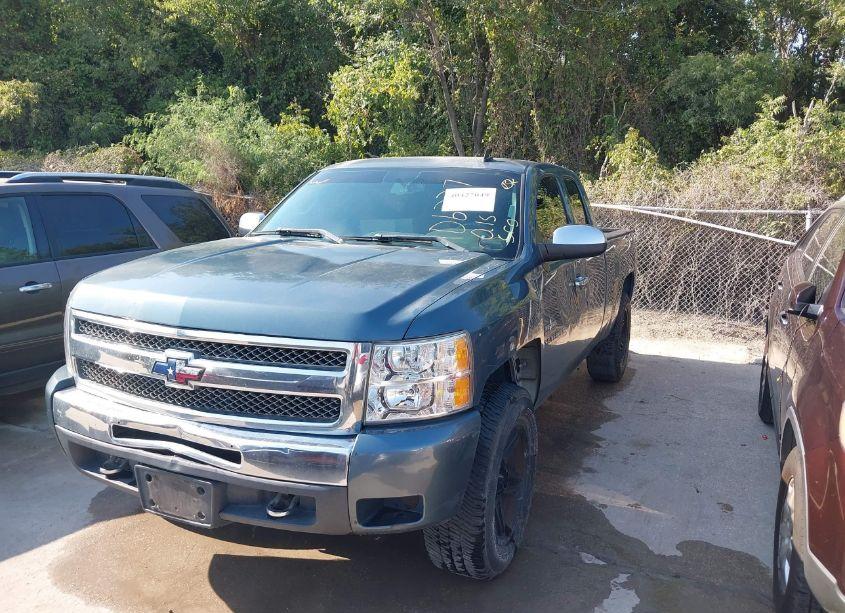 Photo 2 of 2011 Chevrolet Silverado 1500 LT (VIN 1GCRCSE06BZ106227)