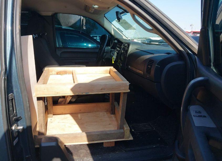 Photo 5 of 2011 Chevrolet Silverado 1500 LT (VIN 1GCRCSE06BZ106227)