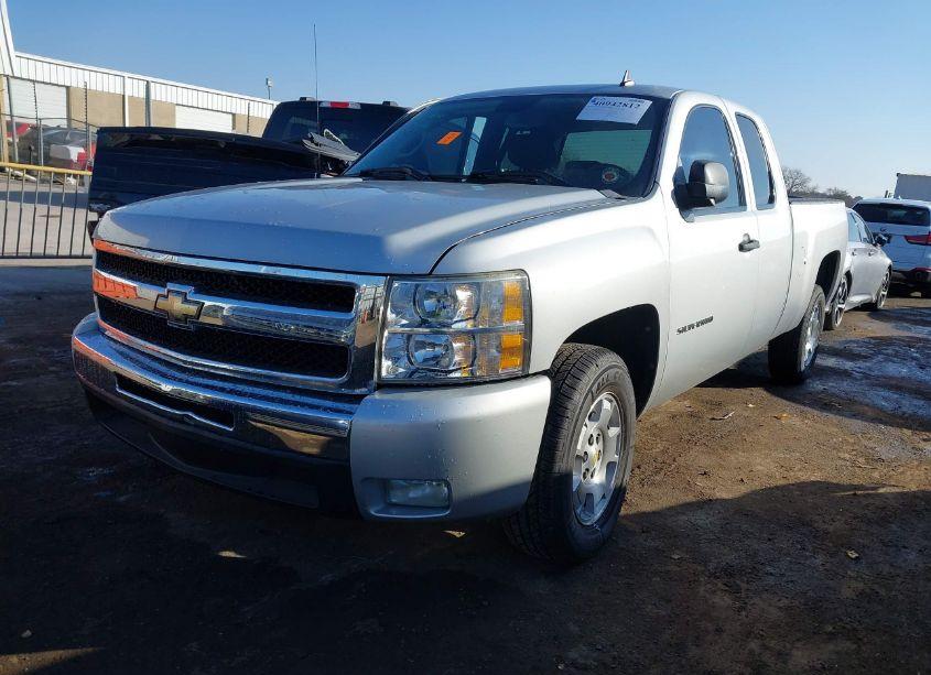 Photo 2 of 2011 Chevrolet Silverado 1500 LT (VIN 1GCRCSE06BZ207347)