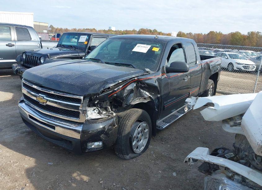 Photo 2 of 2011 Chevrolet Silverado 1500 LT (VIN 1GCRCSE09BZ393854)
