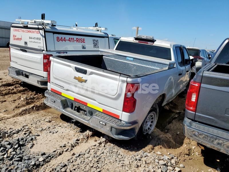Photo 9 of 2024 CHEVROLET SILVERADO K1500 (VIN 1GCRDAEKXRZ271233)