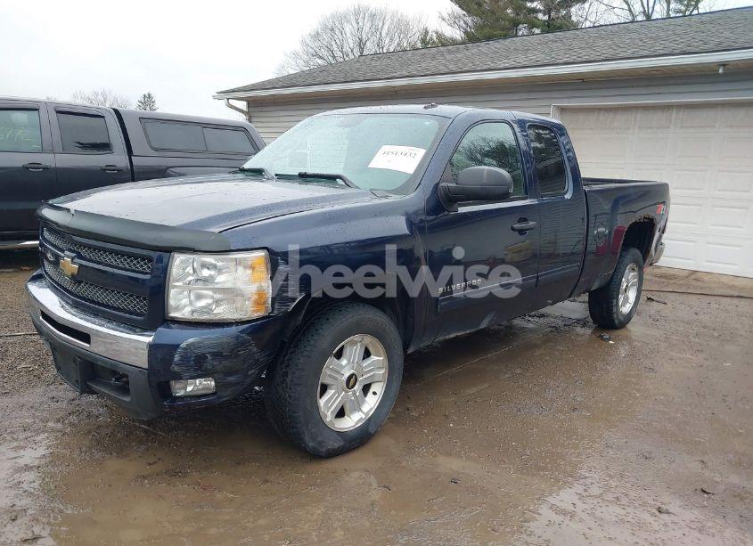 Photo 2 of 2011 Chevrolet Silverado 1500 LT (VIN 1GCRKSE31BZ391173)