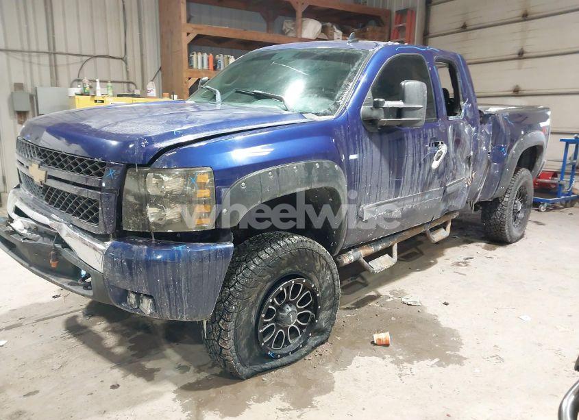 Photo 2 of 2011 Chevrolet Silverado 1500 LT (VIN 1GCRKSE33BZ222868)