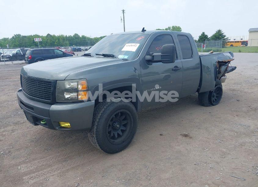 Photo 2 of 2011 Chevrolet Silverado 1500 LT (VIN 1GCRKSE35BZ105695)