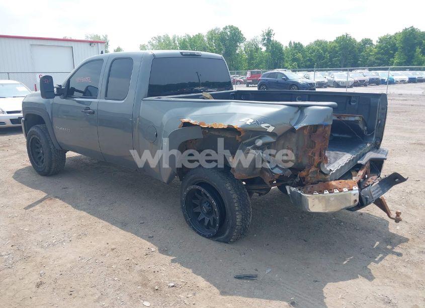 Photo 3 of 2011 Chevrolet Silverado 1500 LT (VIN 1GCRKSE35BZ105695)