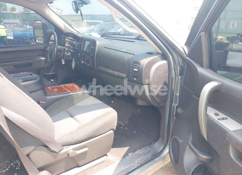 Photo 5 of 2011 Chevrolet Silverado 1500 LT (VIN 1GCRKSE35BZ105695)