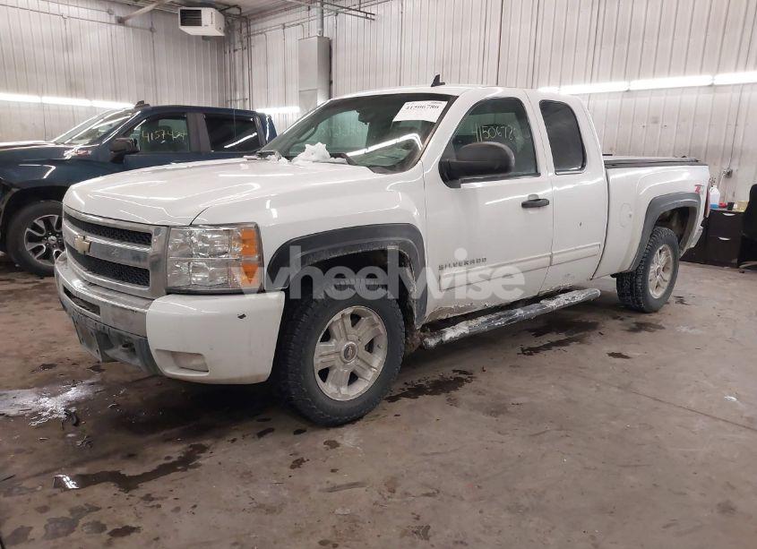 Photo 2 of 2011 Chevrolet Silverado 1500 LT (VIN 1GCRKSE35BZ306853)