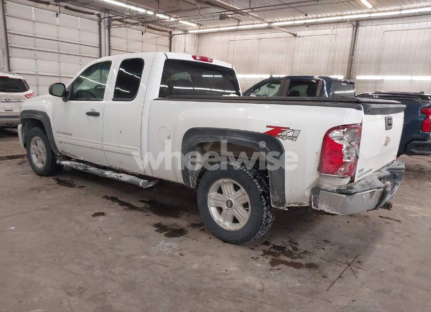 Photo 3 of 2011 Chevrolet Silverado 1500 LT (VIN 1GCRKSE35BZ306853)