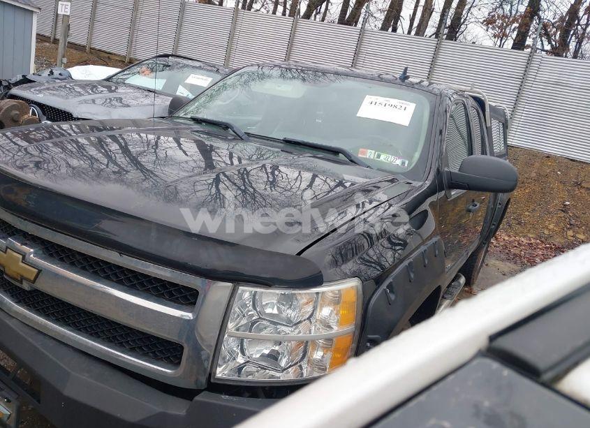 Photo 2 of 2011 Chevrolet Silverado 1500 LT (VIN 1GCRKSE36BZ276987)