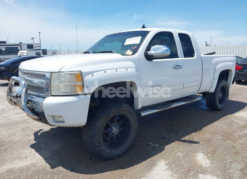 Photo 2 of 2011 Chevrolet Silverado 1500 LT (VIN 1GCRKSE36BZ374711)