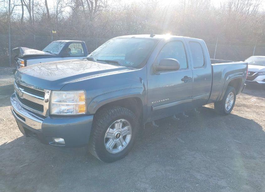 Photo 2 of 2011 Chevrolet Silverado 1500 LT (VIN 1GCRKSE37BZ106539)