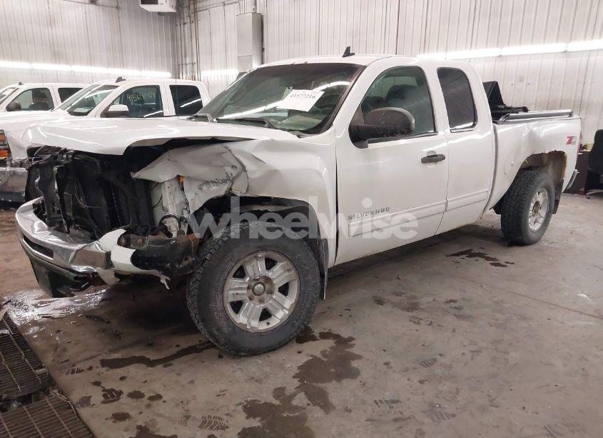 Photo 2 of 2011 Chevrolet Silverado 1500 LT (VIN 1GCRKSE37BZ109411)