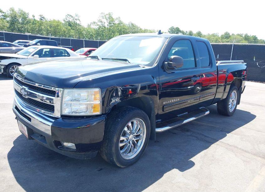 Photo 2 of 2011 Chevrolet Silverado 1500 LT (VIN 1GCRKSE37BZ266890)