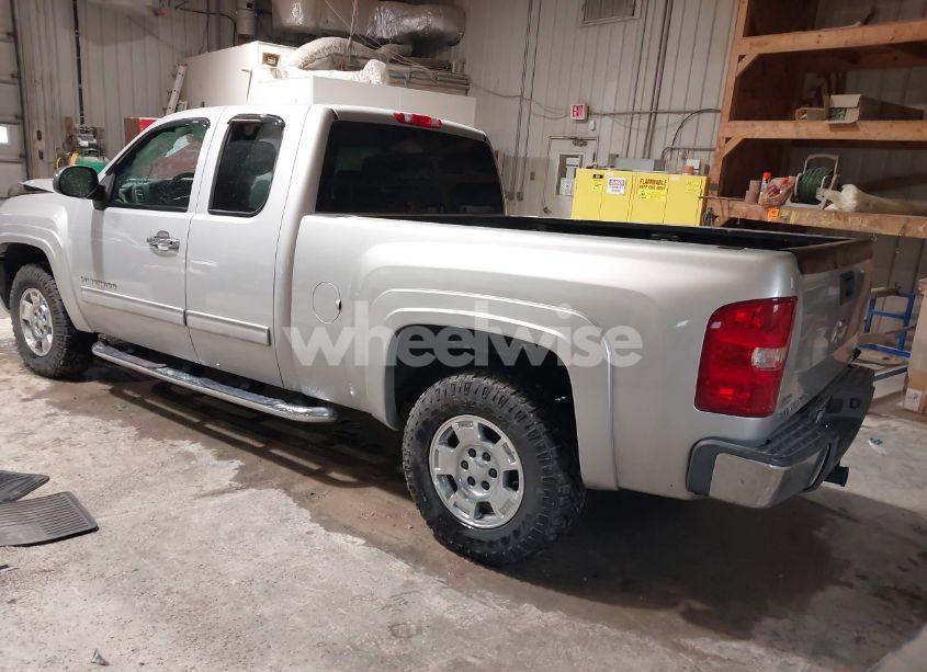 Photo 3 of 2011 Chevrolet Silverado 1500 LT (VIN 1GCRKSE38BZ165776)