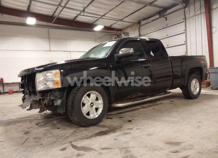 Photo 2 of 2011 Chevrolet Silverado 1500 LT (VIN 1GCRKSE38BZ422161)