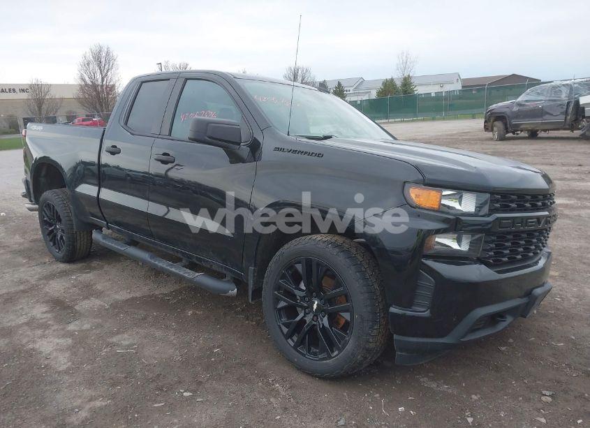 2020 Chevrolet Silverado 1500 4WD DOUBLE CAB STANDARD BED CUSTOM (VIN 1GCRYBEH5LZ217487) main photo
