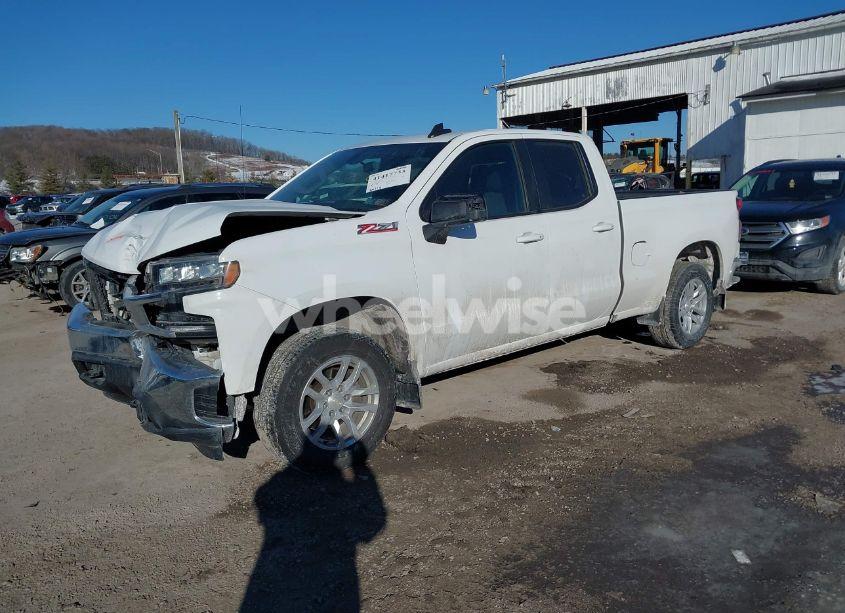 Photo 2 of 2019 Chevrolet Silverado 1500 LT (VIN 1GCRYDED0KZ318072)