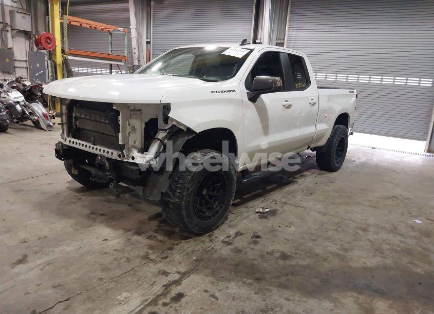 Photo 2 of 2019 Chevrolet Silverado 1500 LT (VIN 1GCRYDED6KZ267452)