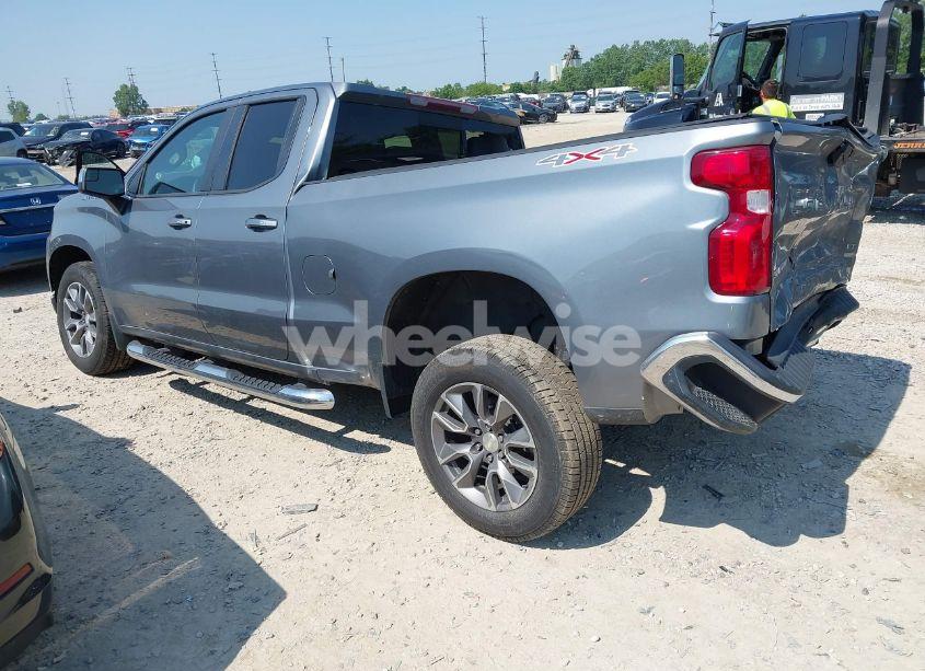 Photo 3 of 2019 Chevrolet Silverado 1500 LT (VIN 1GCRYDEDXKZ220943)