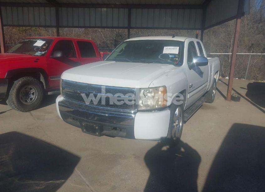 Photo 2 of 2010 Chevrolet Silverado 1500 LT (VIN 1GCSCSE02AZ299105)