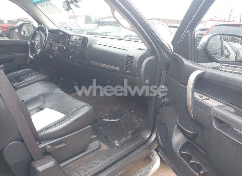 Photo 5 of 2010 Chevrolet Silverado 1500 LT (VIN 1GCSCSE03AZ176817)