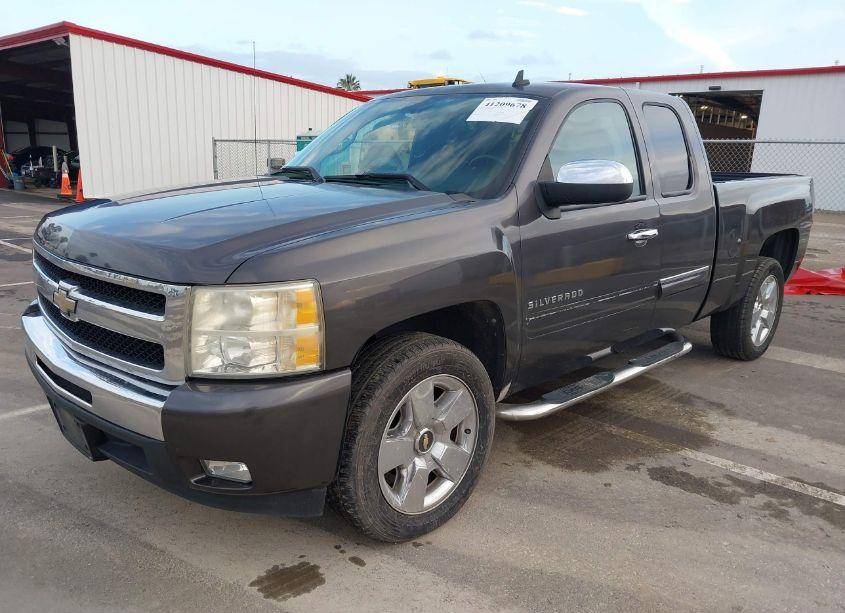 Photo 2 of 2010 Chevrolet Silverado C1500 LT (VIN 1GCSCSE07AZ113462)