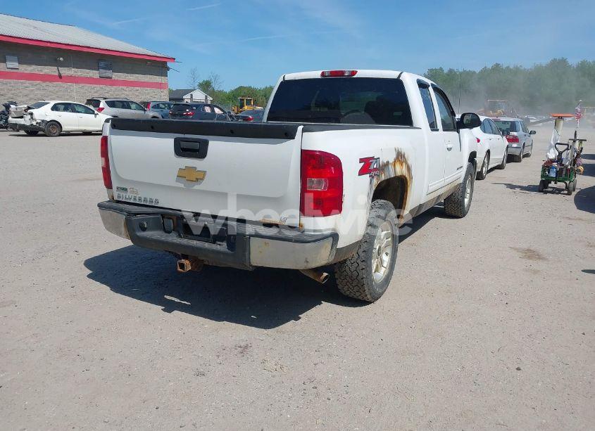 Photo 4 of 2010 Chevrolet Silverado 1500 LT (VIN 1GCSKSE31AZ210413)