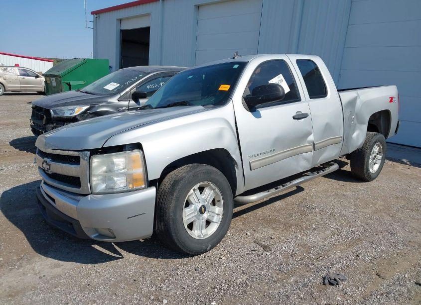 Photo 2 of 2010 Chevrolet Silverado 1500 LT (VIN 1GCSKSE31AZ221654)