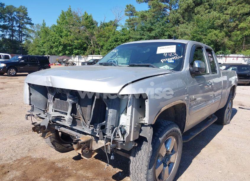 Photo 2 of 2010 Chevrolet Silverado 1500 LT (VIN 1GCSKSE35AZ298883)