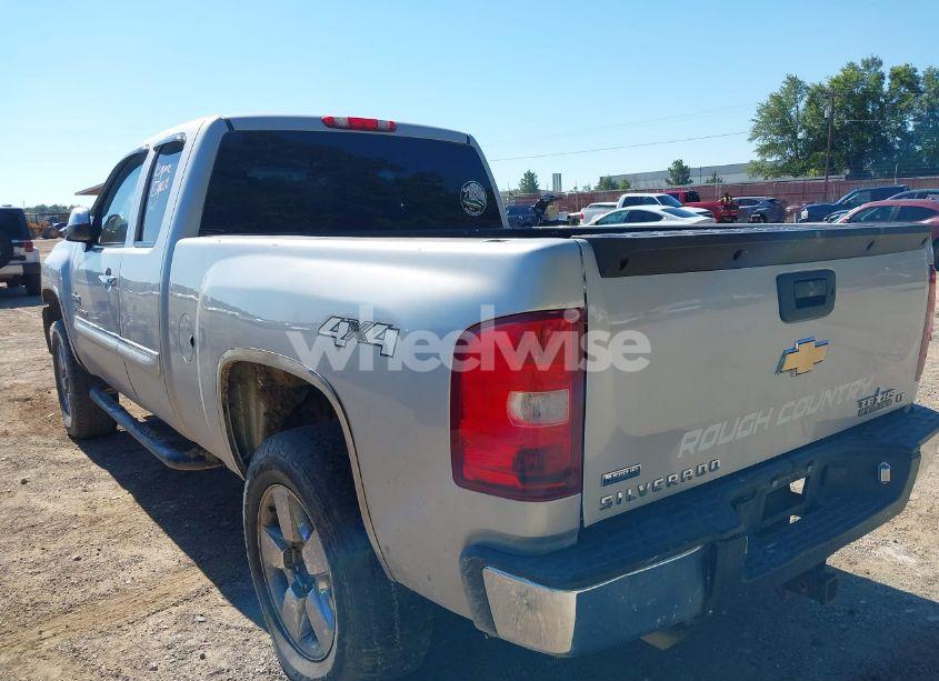 Photo 3 of 2010 Chevrolet Silverado 1500 LT (VIN 1GCSKSE35AZ298883)