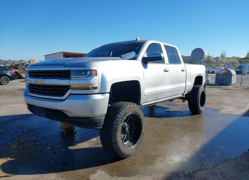 Photo 2 of 2018 Chevrolet Silverado 1500 1LT (VIN 1GCUKREC6JF174110)