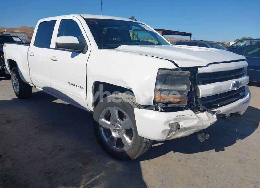 2018 Chevrolet Silverado 1500 2LT (VIN 1GCUKRECXJF180945) main photo
