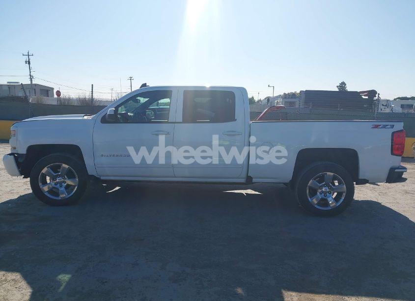 Photo 14 of 2018 Chevrolet Silverado 1500 2LT (VIN 1GCUKRECXJF180945)